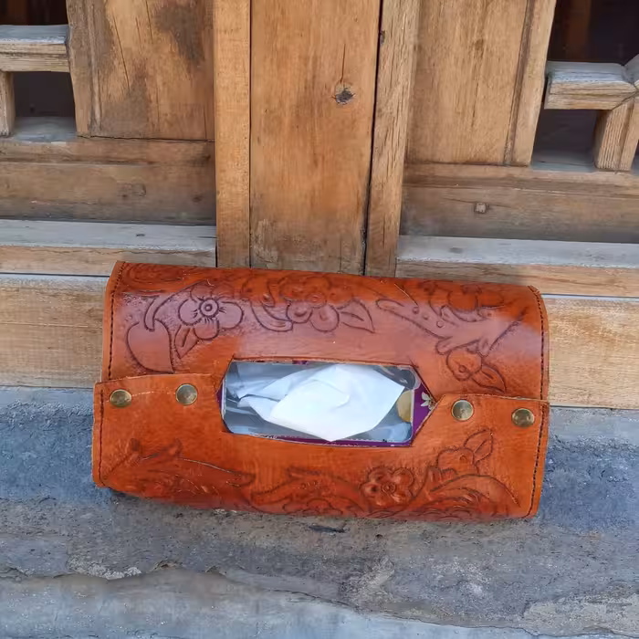 جا دستمالی قلمزنی شده طرح گل  رنگ عسلی چرم ایتالیایی