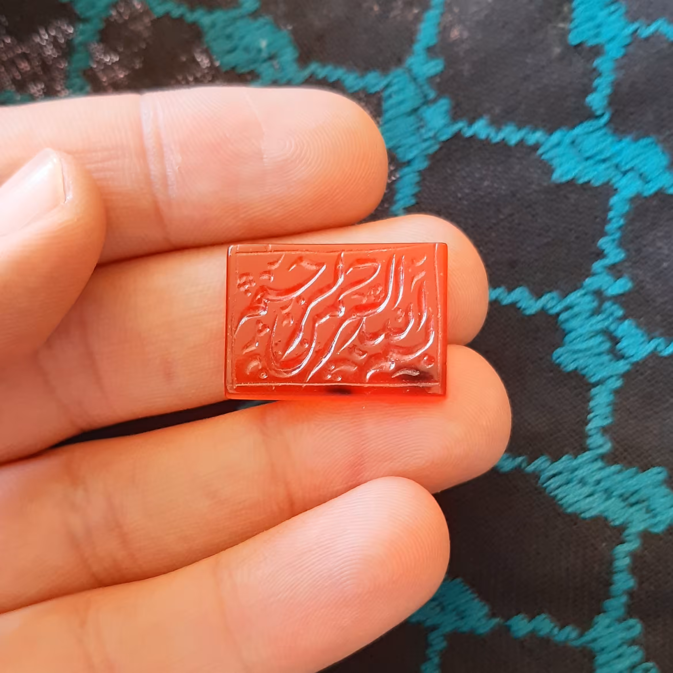 نگین عقیق سرخ خطی معدنی چهارگوش خط دست لونه زنبوری