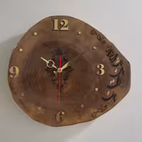 ساعت دیواری چوبی دست ساز از جنس درخت گردو در ابعاد 30 * 34 سانت