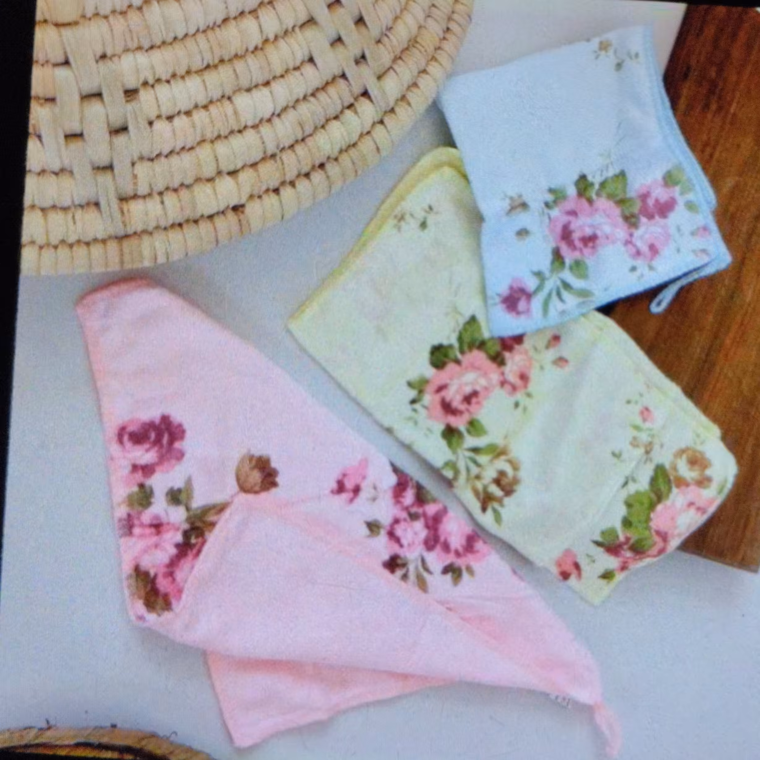 دستمال آشپزخانه گلدار  50 گرمی  درسه رنگ زیبا وکیفیتش عالی