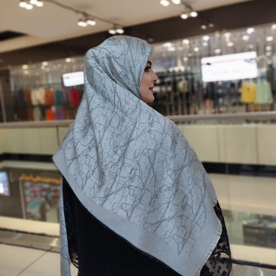 روسری نخ ابریشم ژاکارد دو رو لمه دار
بی نظیر