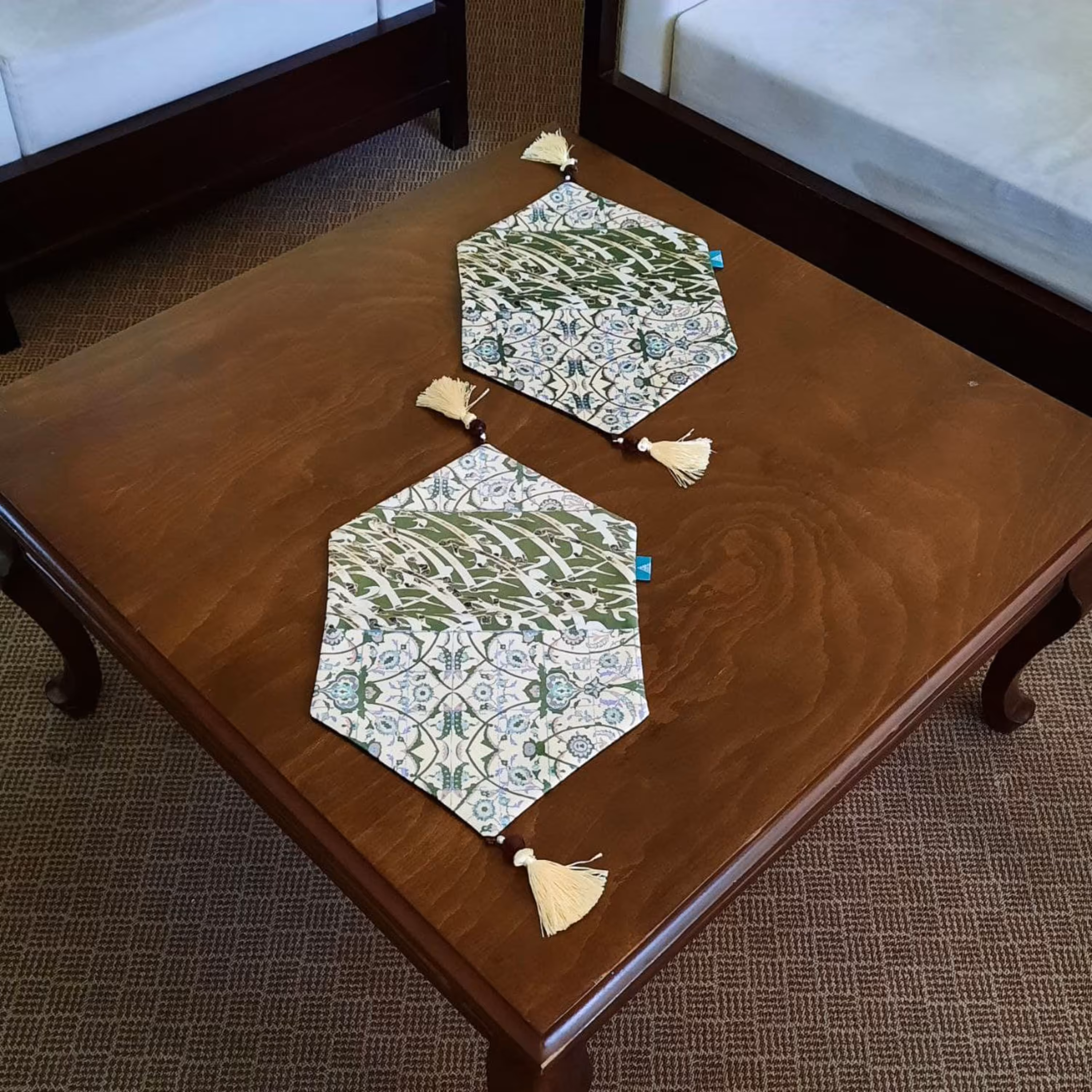 رانر عسلی مخمل آستر دار طرح کالیگرافی کرم سبز 30x50 منگوله دار