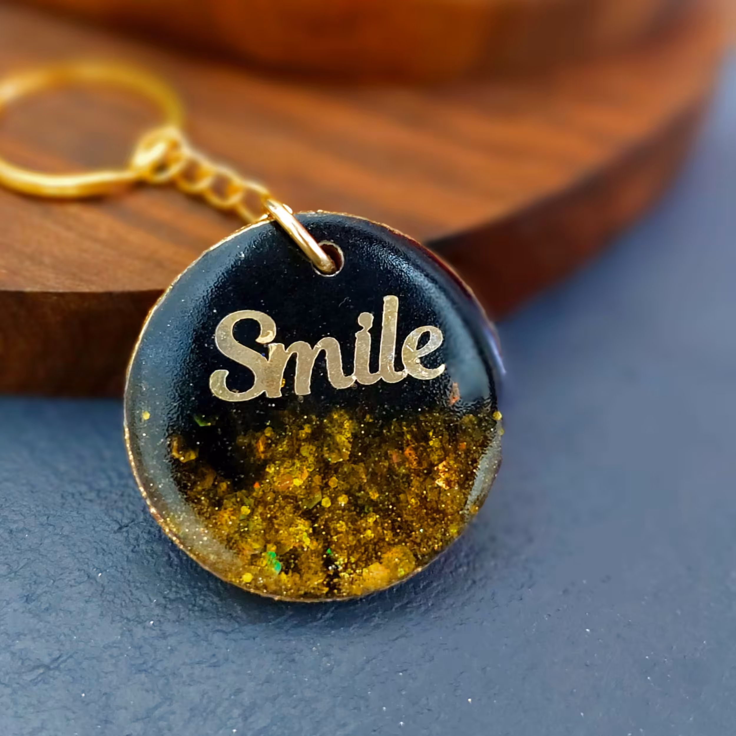 جاکلیدی رزینی مدل اکلیلی طلایی طرح اسمایل قطر 4ونیم سانتی متر 