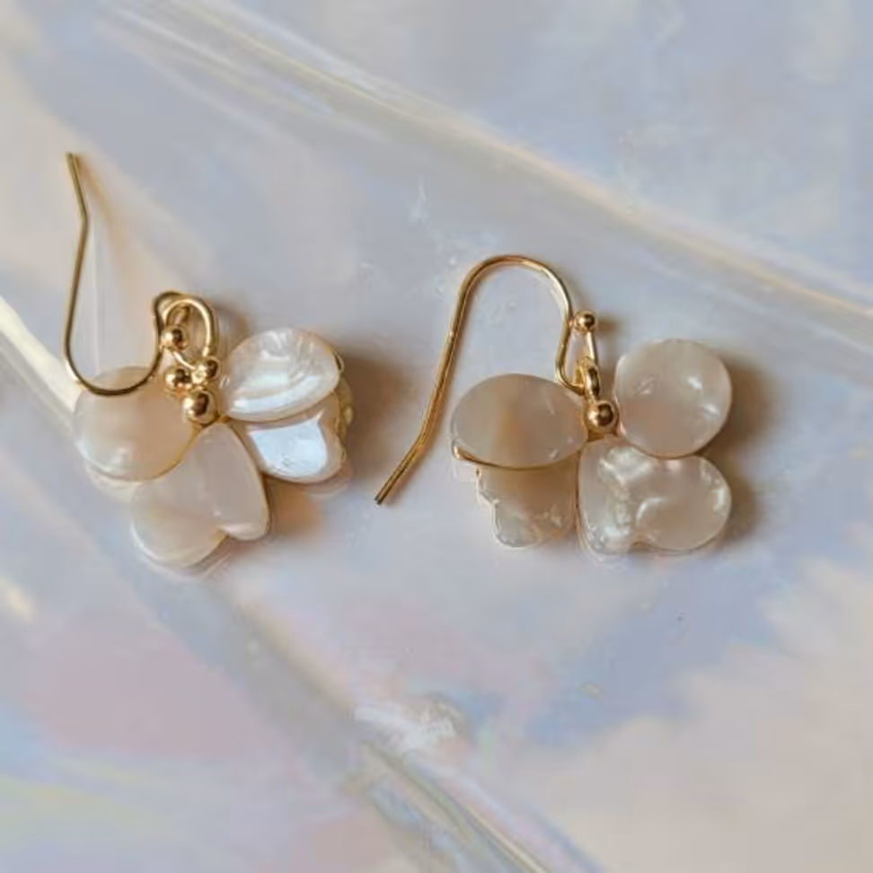 گوشواره صدفی طرح گل ضدحساسیت ورنگ ثابت