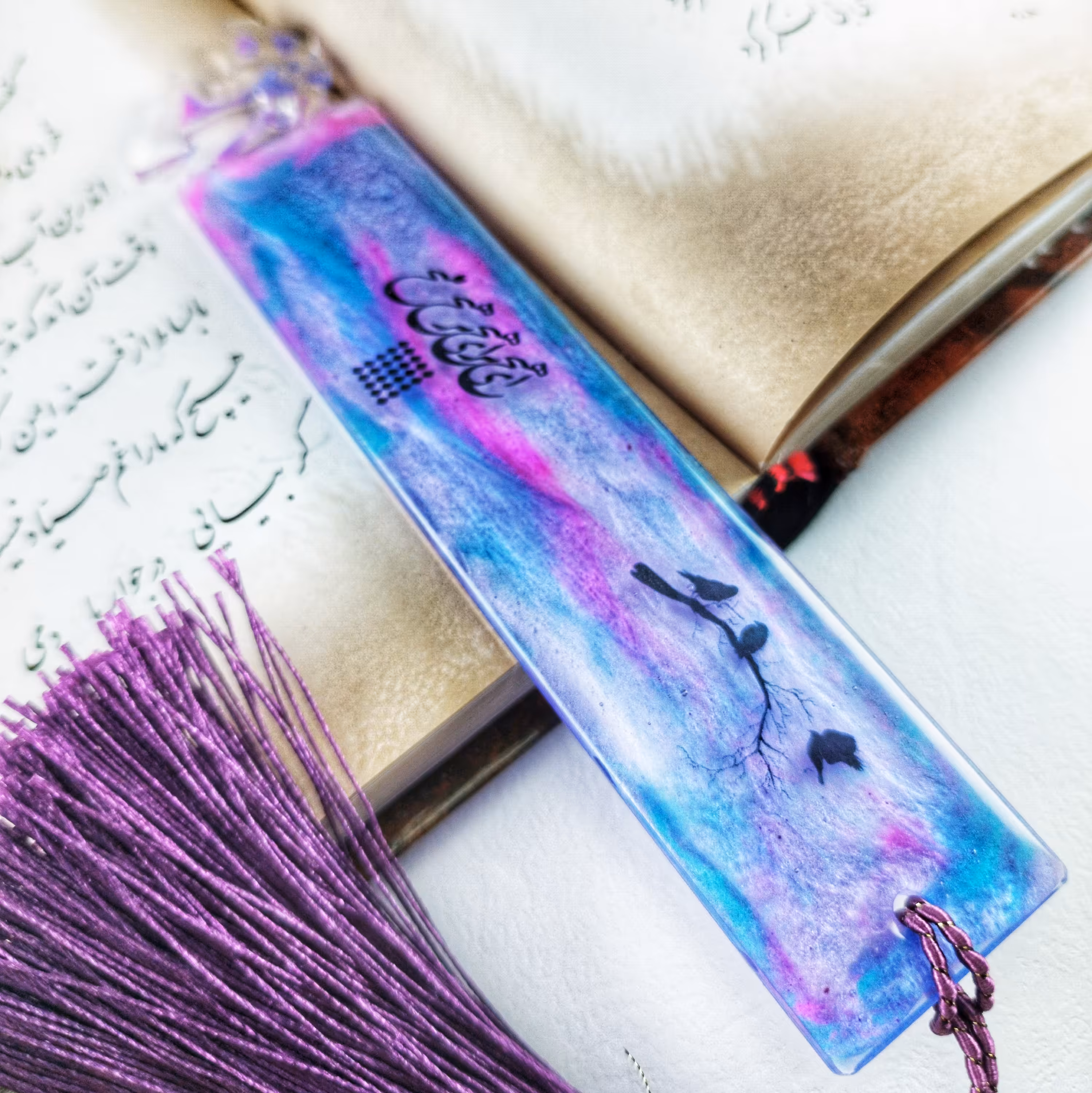 نشانگر کتاب رزینی هیچ با منگوله (دستساز)