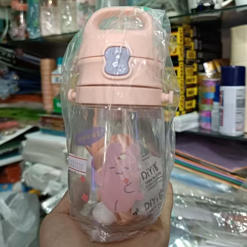 قمقمه دسته دار  و بند دار ، تک رنگ صورتی ،کیفیت بسیار عالی، بدنه پلاستیک فشرده و محکم