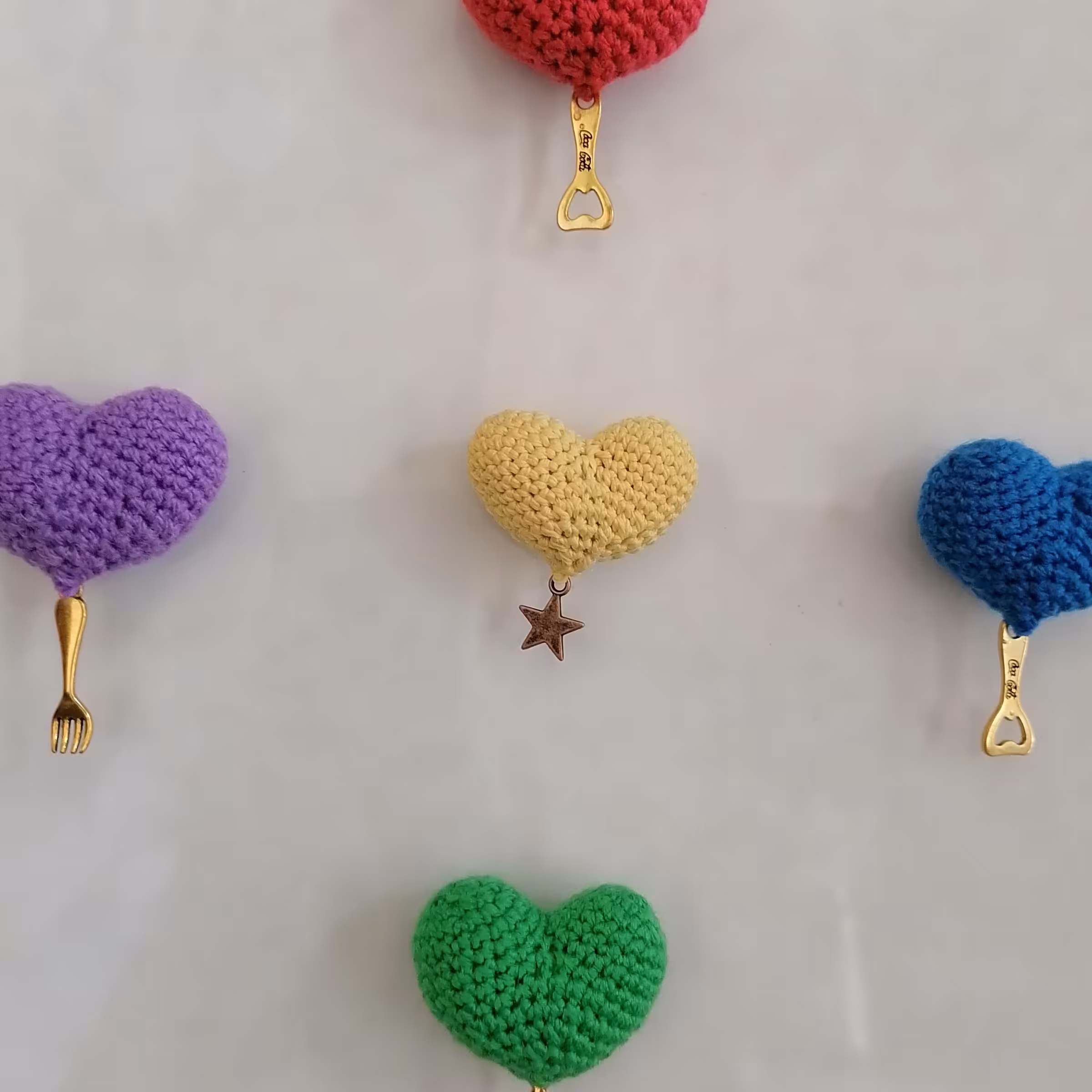 مگنت مناسب درب یخچال و فریزر قلبی در رنگهای قرمز و آبی و بنفش و سبز و زرد دستباف با آویز کارد و چنگال و... فانتزی 