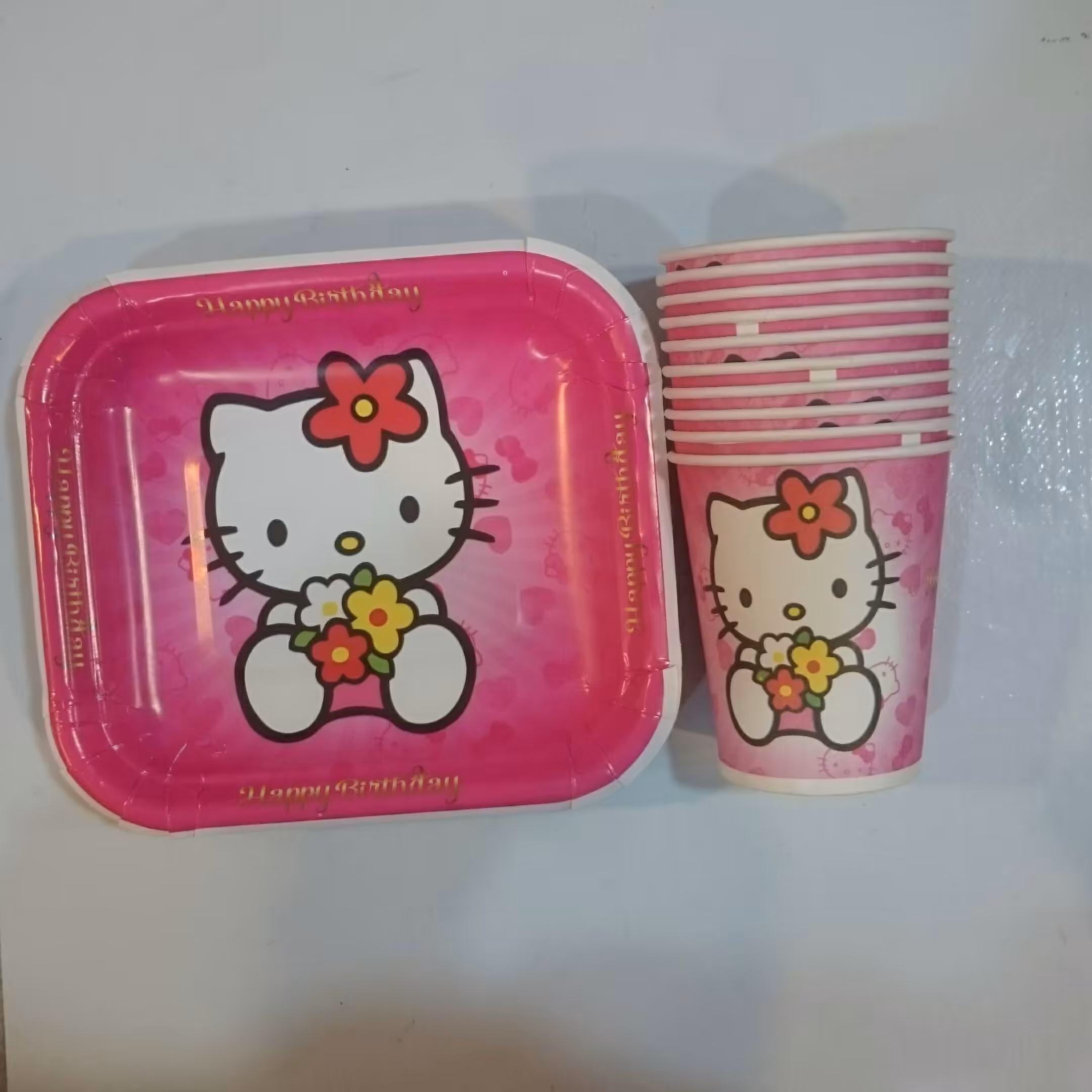 بشقاب و لیوان تم تولد کیتی( 10 عدد بشقاب 10 عدد لیوان)