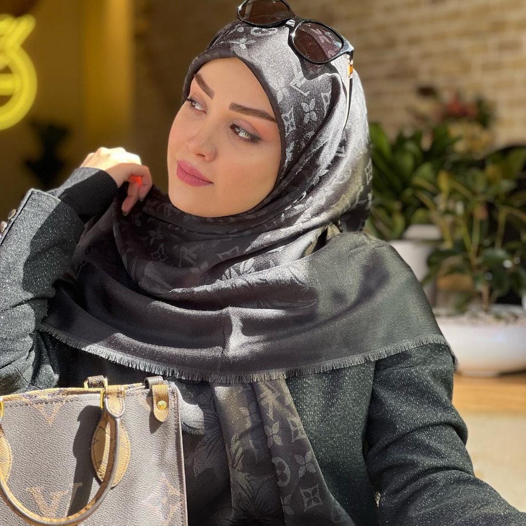 روسری ابریشم ژاکارد لمه وارداتی طرح محبوب ال وی گل تک رنگ مشکی ذغالی