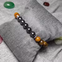  دستبندبا مهره های  سنگ حدید و چشم ببر معدنی
124