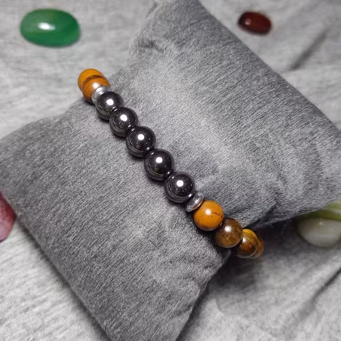  دستبندبا مهره های  سنگ حدید و چشم ببر معدنی
124