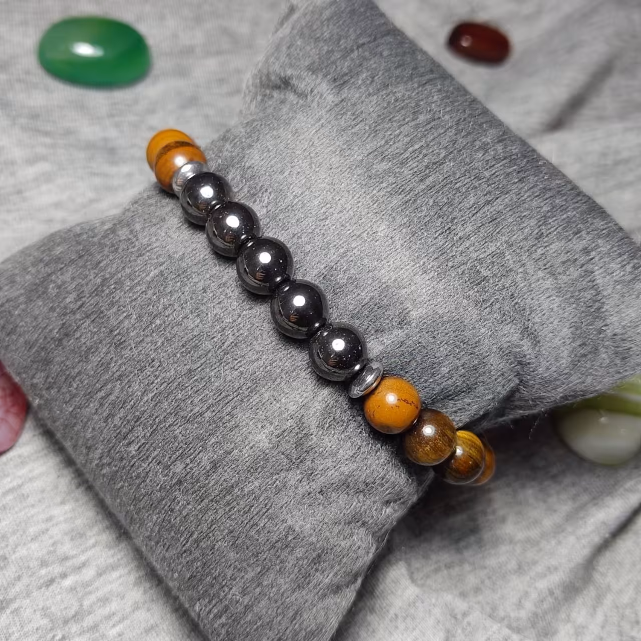  دستبندبا مهره های  سنگ حدید و چشم ببر معدنی
124