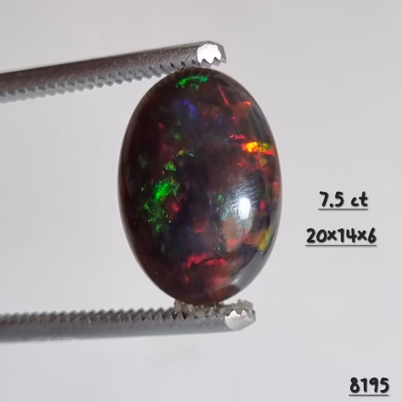 نگین اوپال سیاه اتیوپی هفت رنگ وزن 7.5 قیراط کد 8195