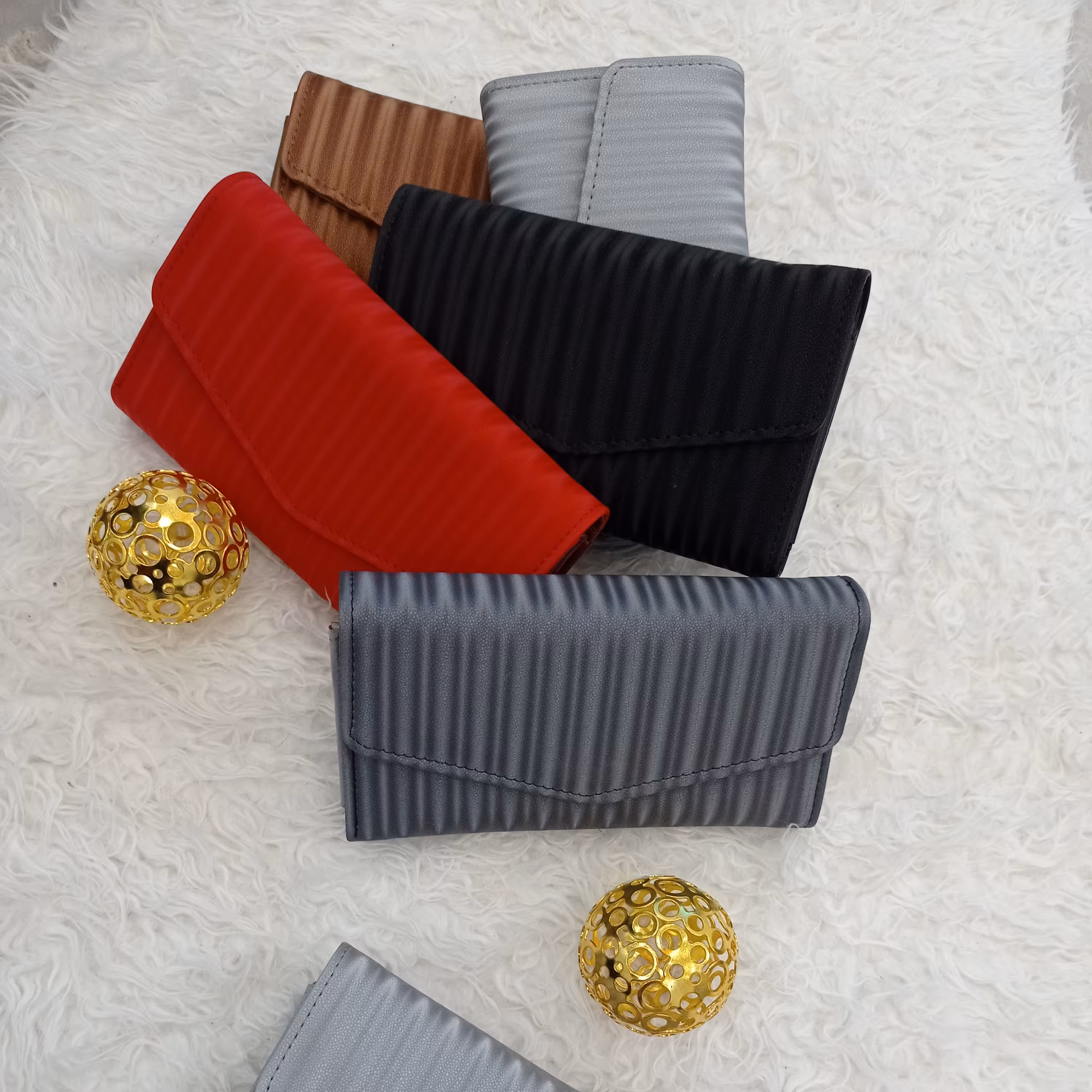 کیف پول با عرض 17داری طرح های متنوع وجالب طراحی شیک و مدرن جاکارتی های مناسب و جای عکس و بند دور مچ 