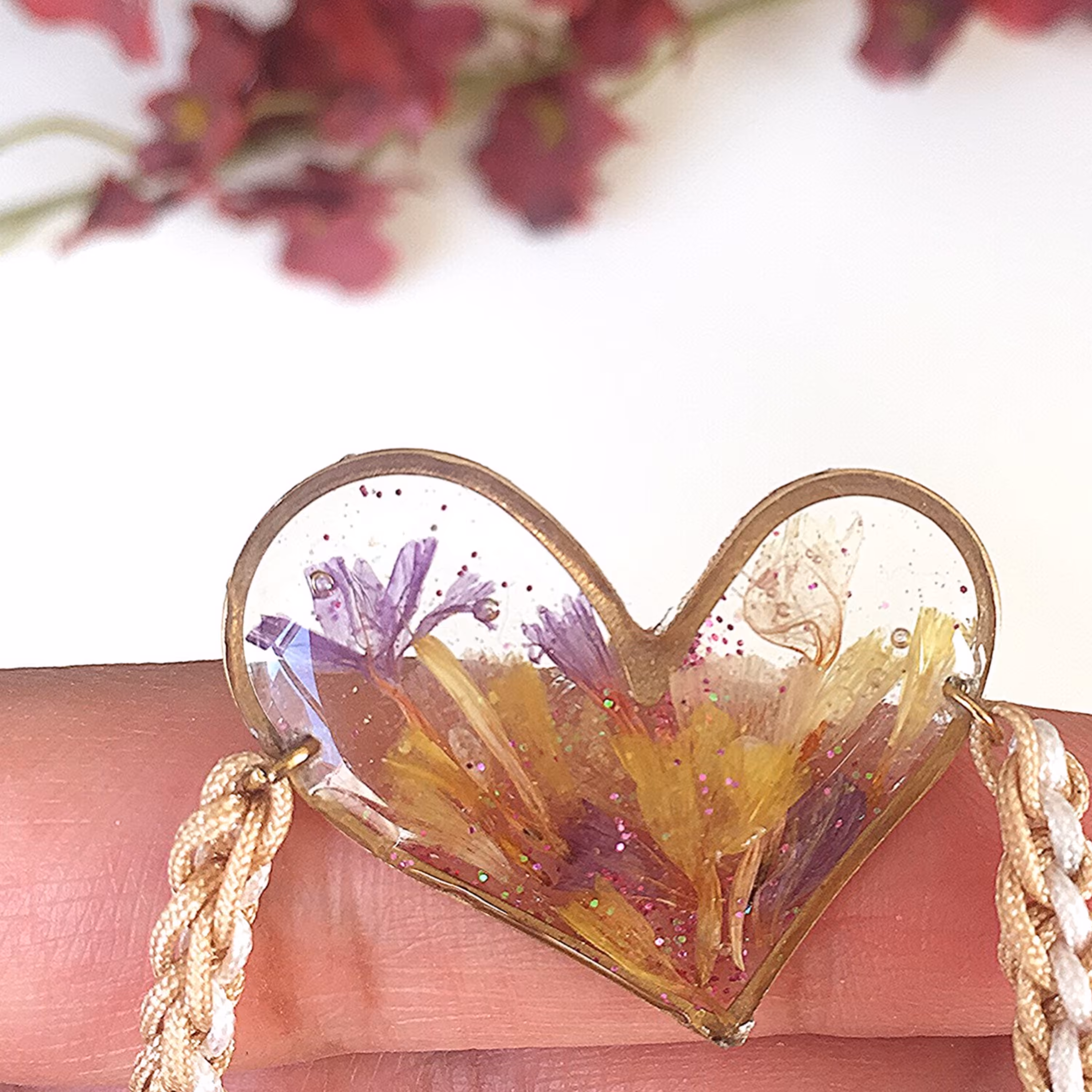 دستبند رزینی قلبی با بند دستبافت کشویی 