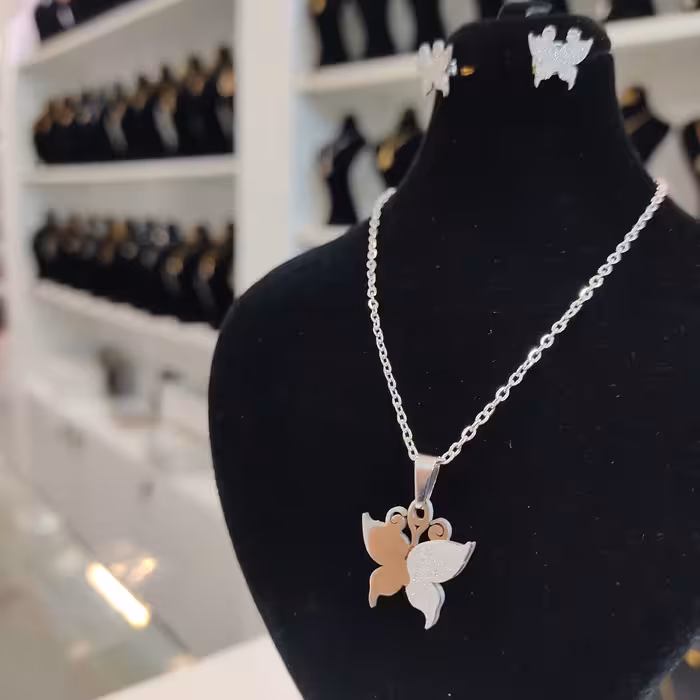 نیمست استیل شنی آینه ای طرح پروانه نقره ای رنگ ثابت همراه زنجیر