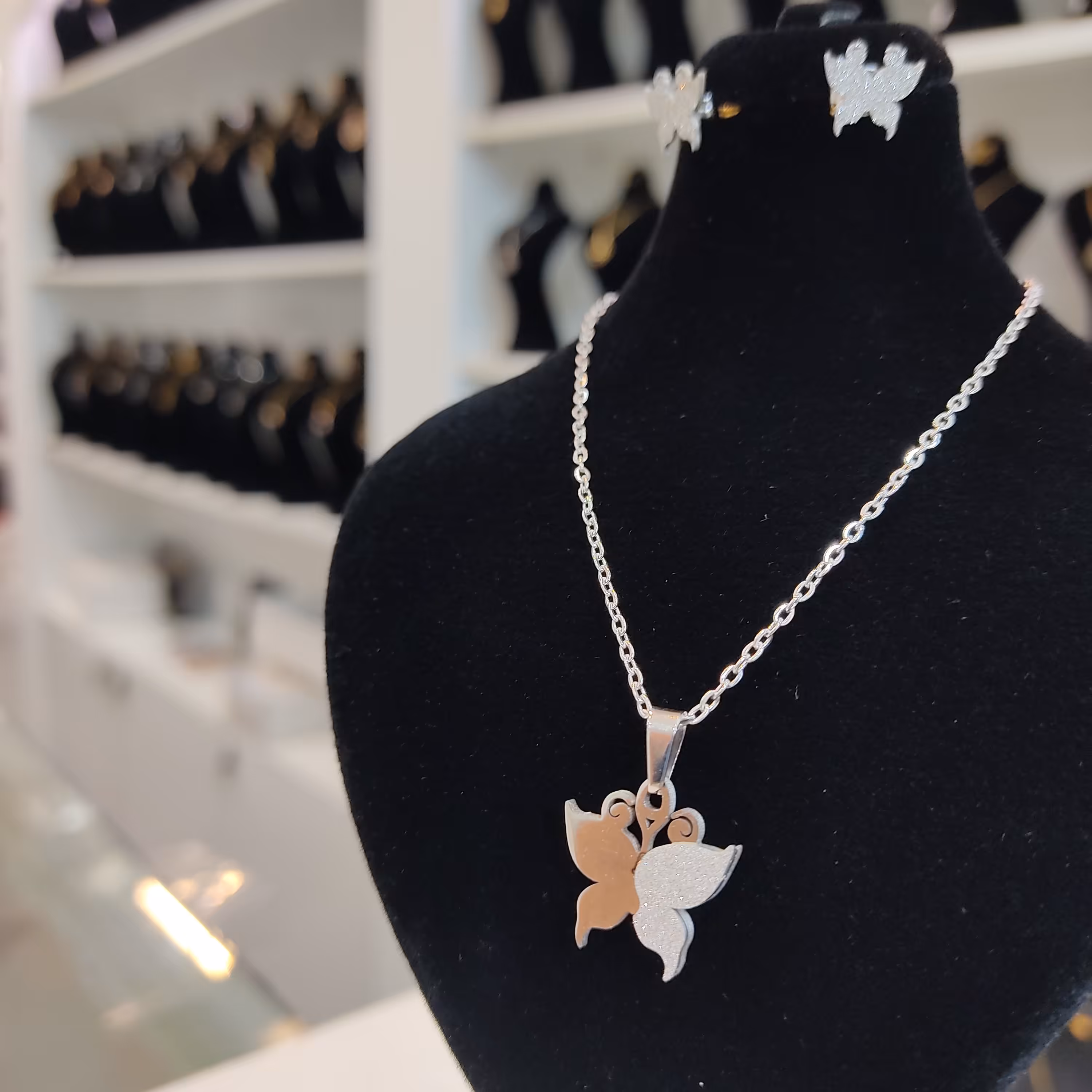 نیمست استیل شنی آینه ای طرح پروانه نقره ای رنگ ثابت همراه زنجیر