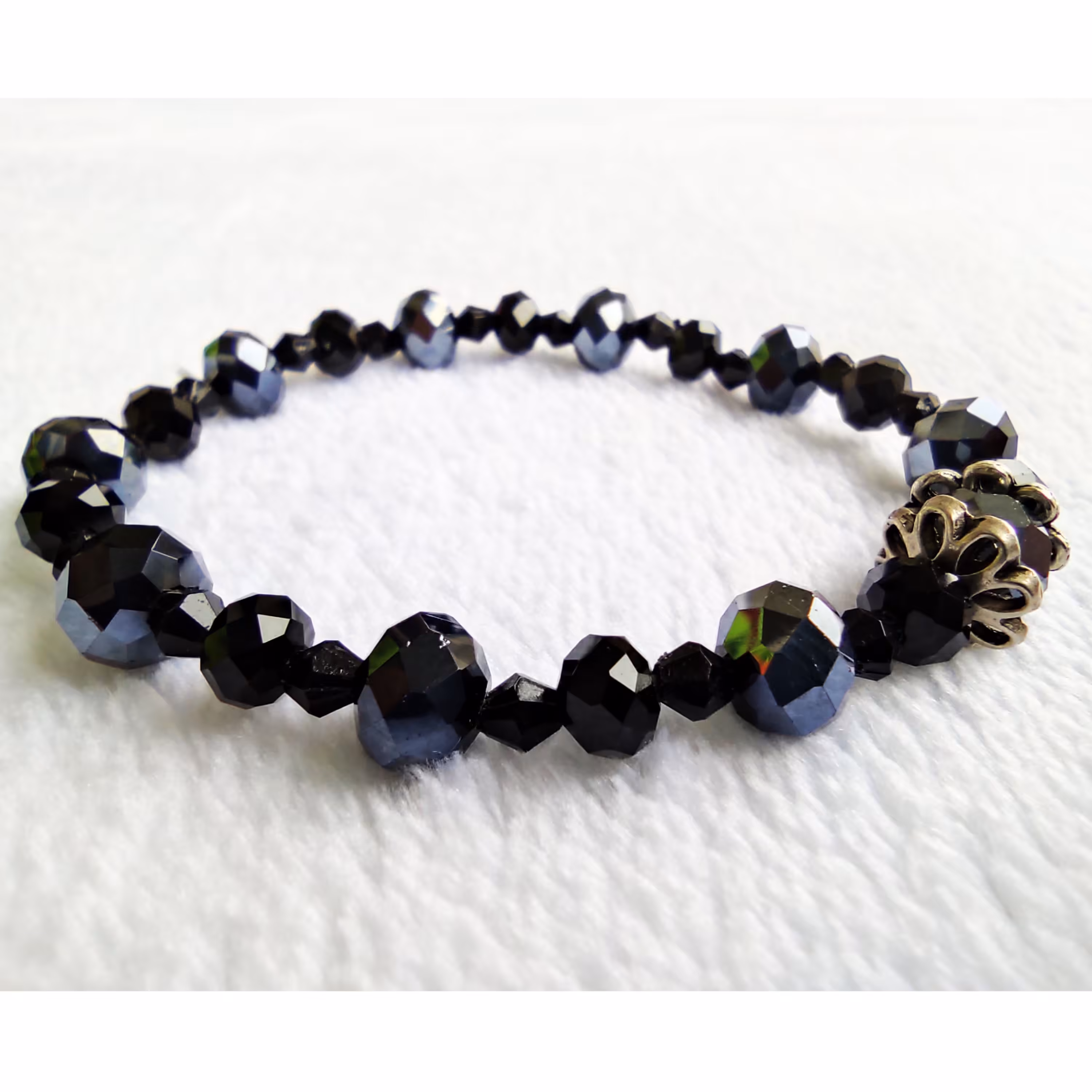 دستبند سنگ تراش خورده مشکی و هفت رنگ