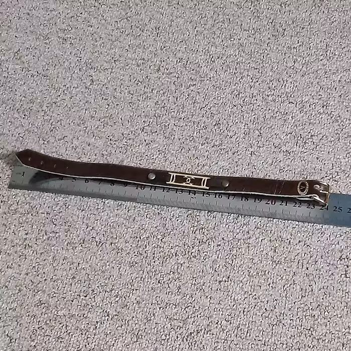 دستبندچرم طبیعی همراه باموی بزقهوه ای باتزیین یراق طلایی