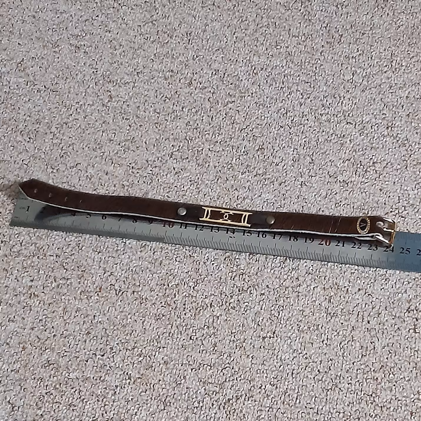 دستبندچرم طبیعی همراه باموی بزقهوه ای باتزیین یراق طلایی