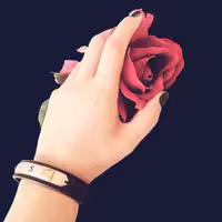 دستبند چرم مسی قلمزنی حرف اول اسم S