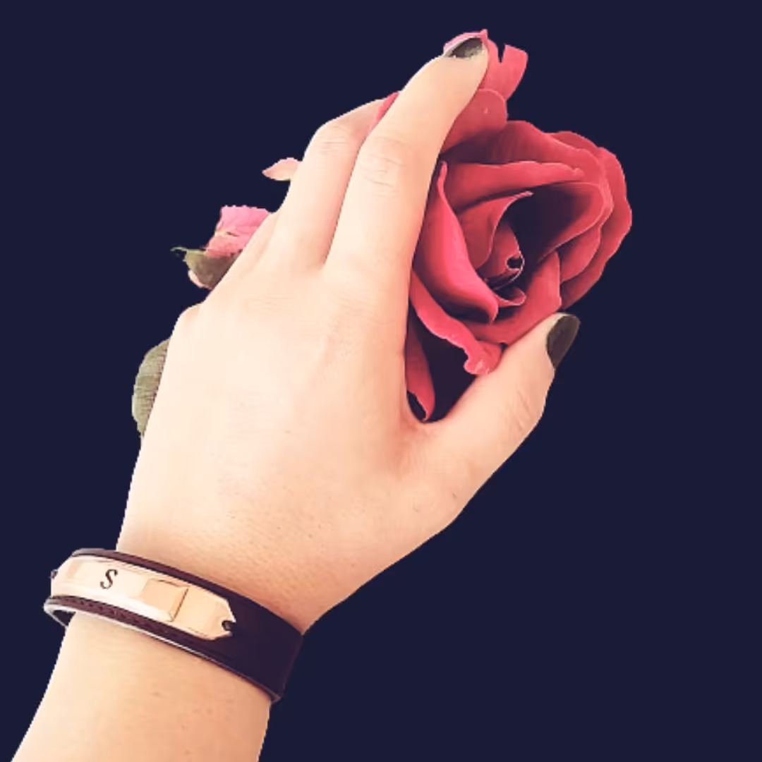 دستبند چرم مسی قلمزنی حرف اول اسم S