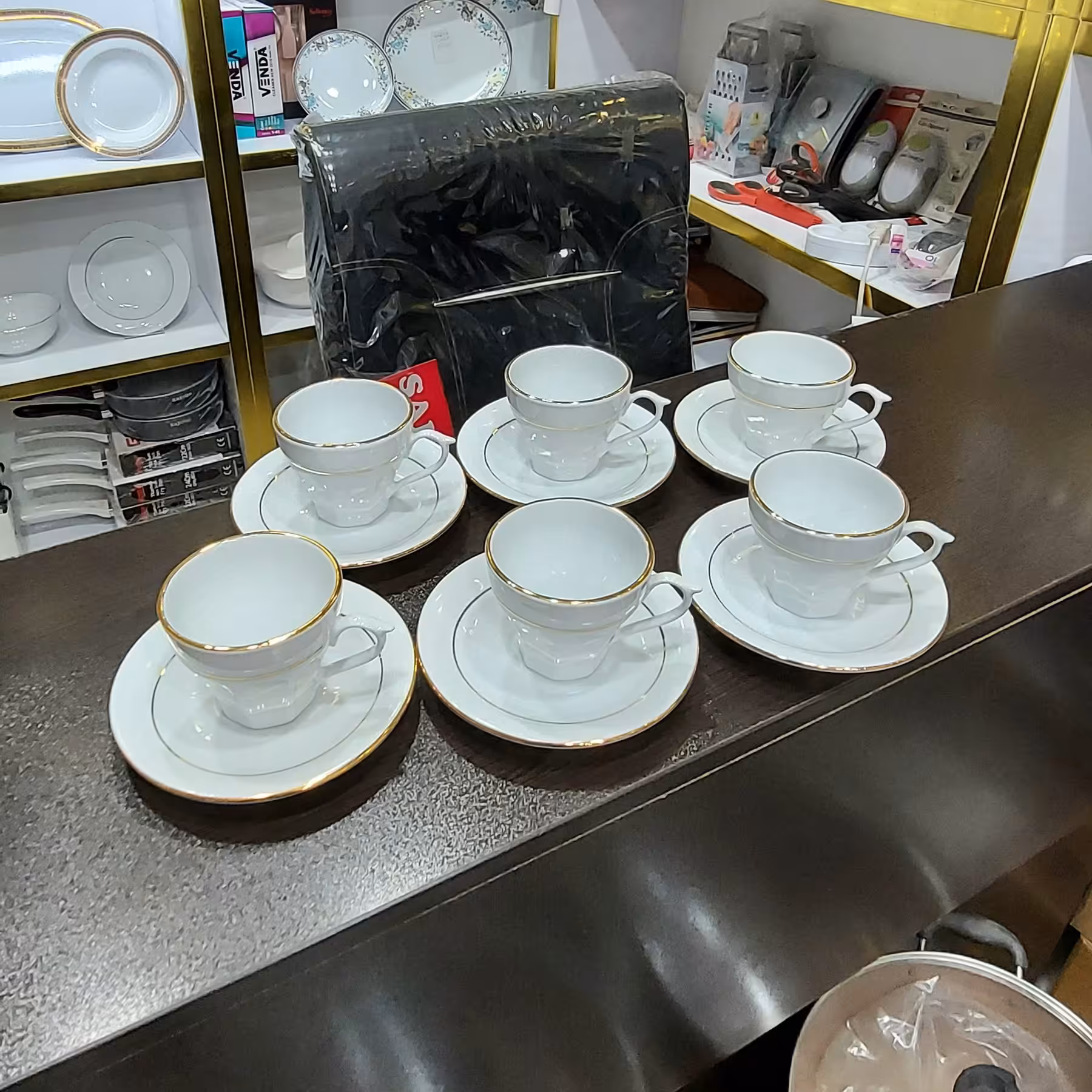 سرویس 12 پارچ فنجان و نعلبکی خط طلا 