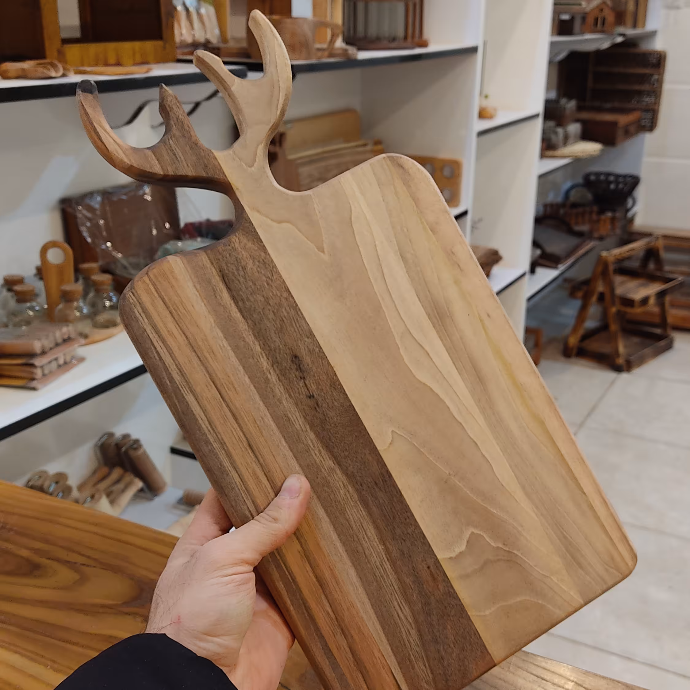 تخته سرو طرح شاخ گوزنی ساخته شده از چوب مقاوم گردو