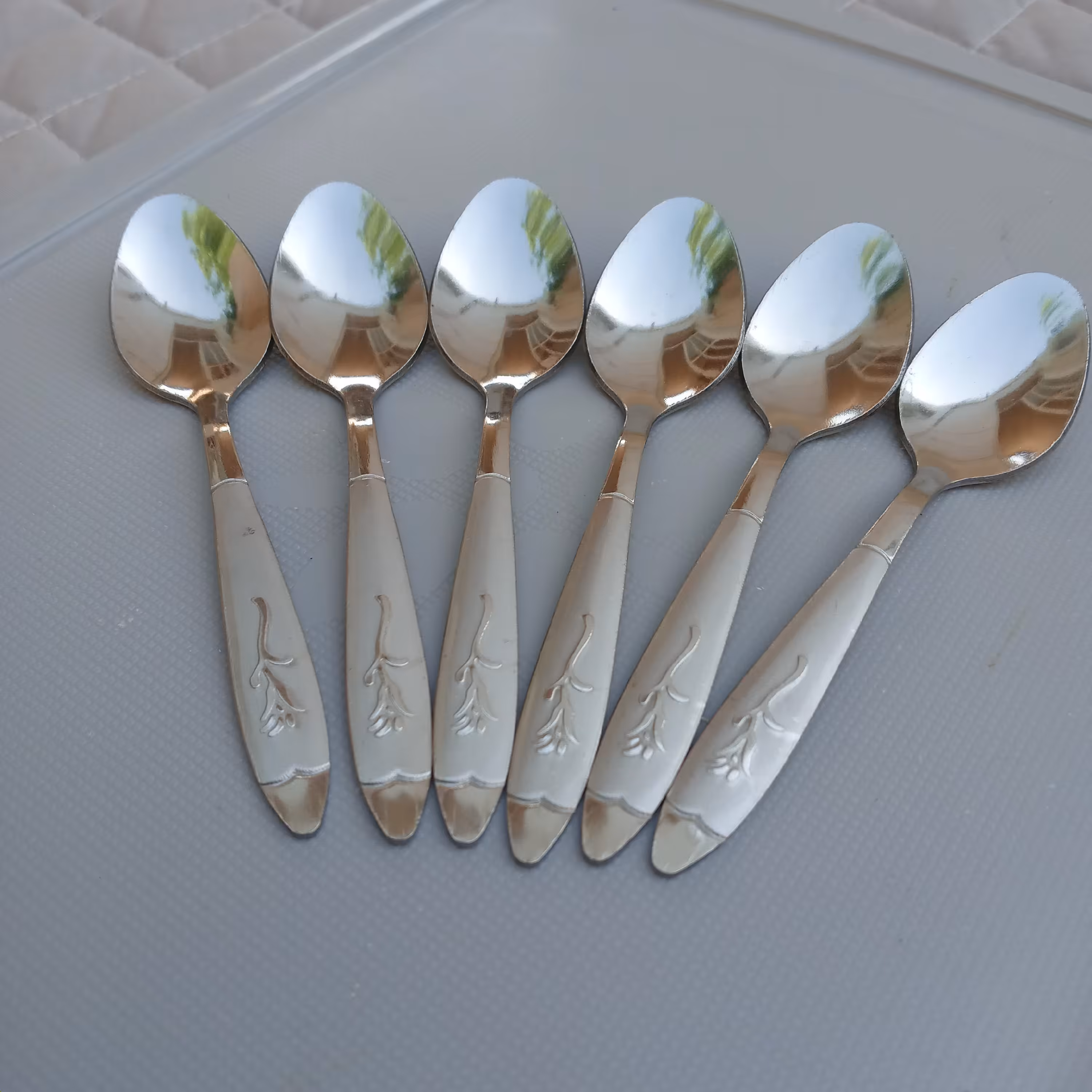 قاشق چایخوری طرح گل میخک بسته 6 عددی جنس فولاد زد زنگ عیار 18 ضخامت 2 میل (قاشق چای خوری ) .(قاشق چایی خوری )