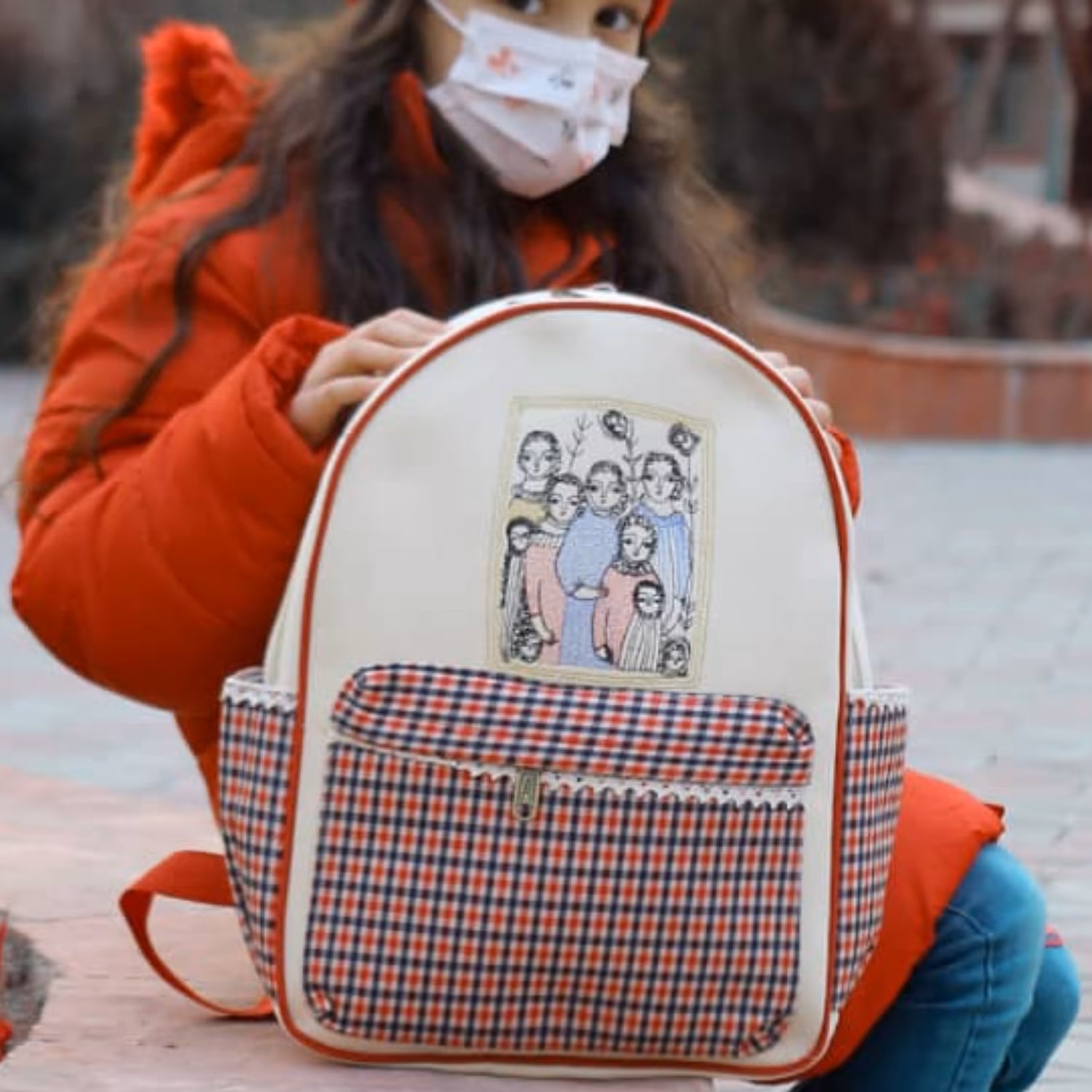 کوله پشتی  پارچه نخی با گلدوزی و جیب طرح  چهارخانه