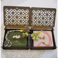 سوغاتی و یادبود معنوی،جانماز و تسبیح شیک همراه با جعبه چوبی کادویی