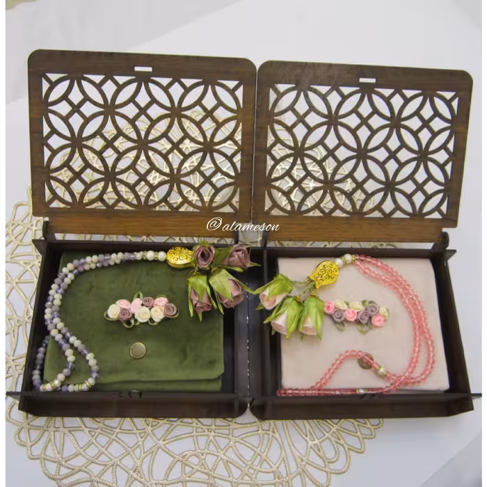 سوغاتی و یادبود معنوی،جانماز و تسبیح شیک همراه با جعبه چوبی کادویی