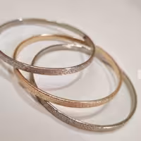 النگو زنانه و دخترانه استیل سه جفت باهم دو عدد نقره ای یک عدد طلایی وارداتی و شیک سایز دو و سه