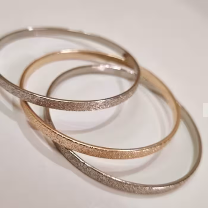 النگو زنانه و دخترانه استیل سه جفت باهم دو عدد نقره ای یک عدد طلایی وارداتی و شیک سایز دو و سه