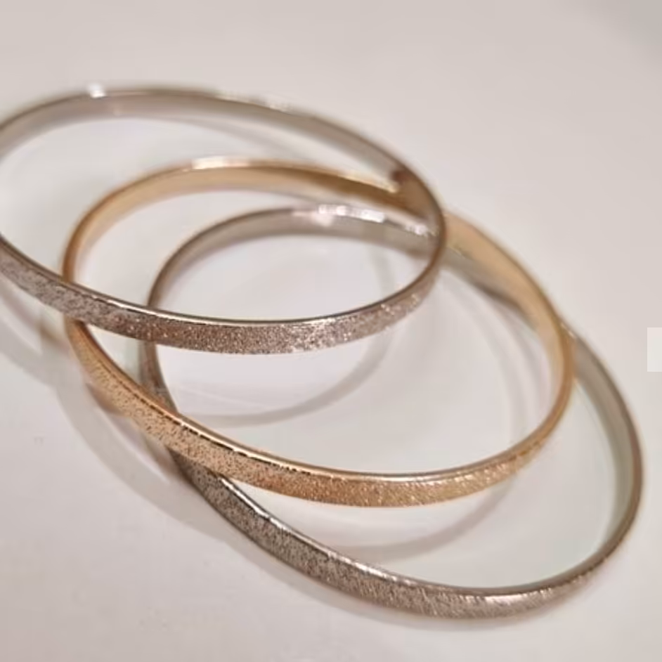 النگو زنانه و دخترانه استیل سه جفت باهم دو عدد نقره ای یک عدد طلایی وارداتی و شیک سایز دو و سه