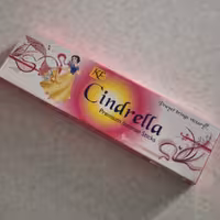 عود دستساز هندی سیندرلا/ برند کی اف(kf)/50گرمی/ حدودا 30 شاخه / رایحه بسیار شیک و شیرین 