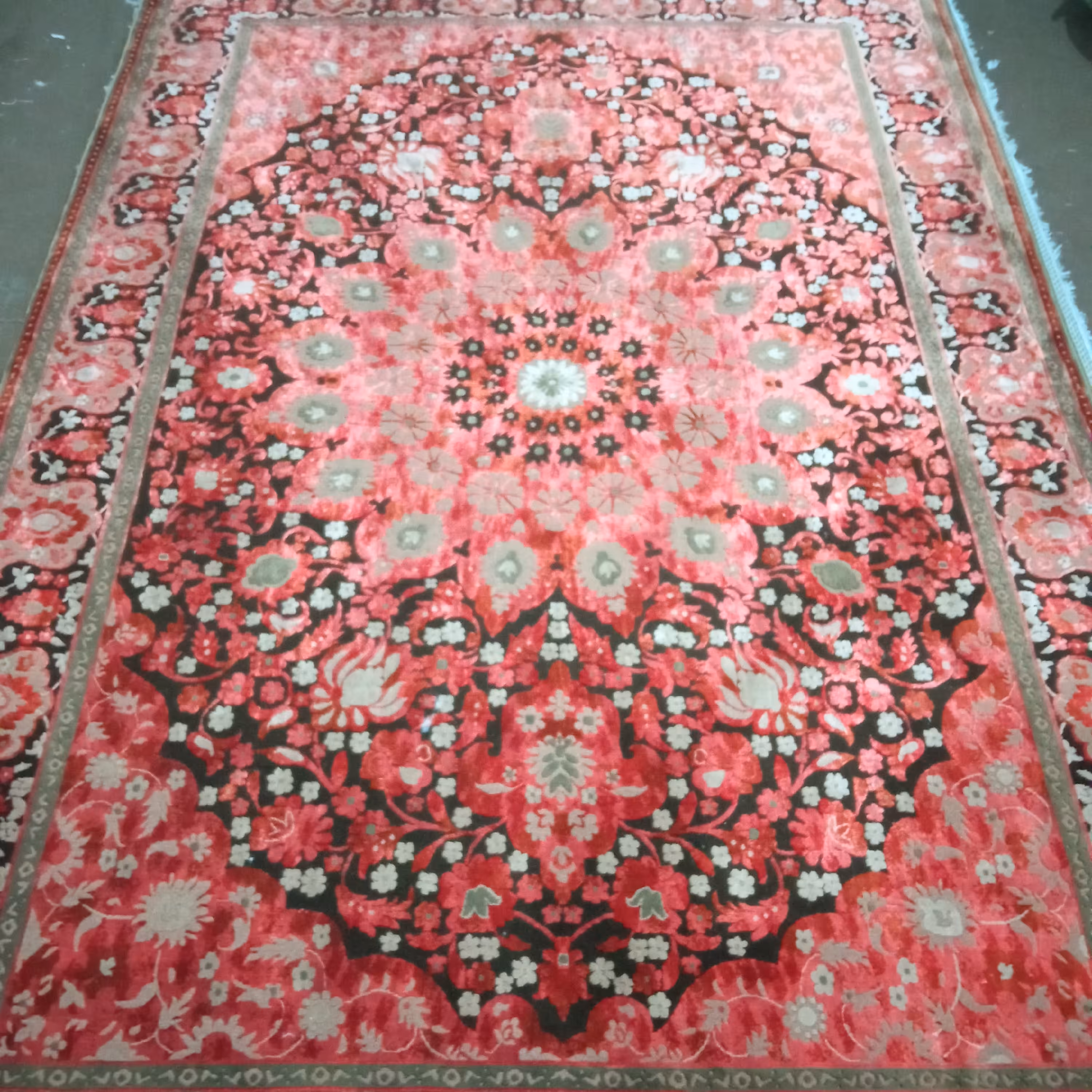 فرش ابریشم  ماشینی طرح دستبافت سبک پتینه 700شانه مناسب هر دموراسیونی