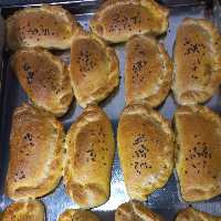 پیراشکی مرغ و قارچ و پنیر خانگی (پس کرایه)