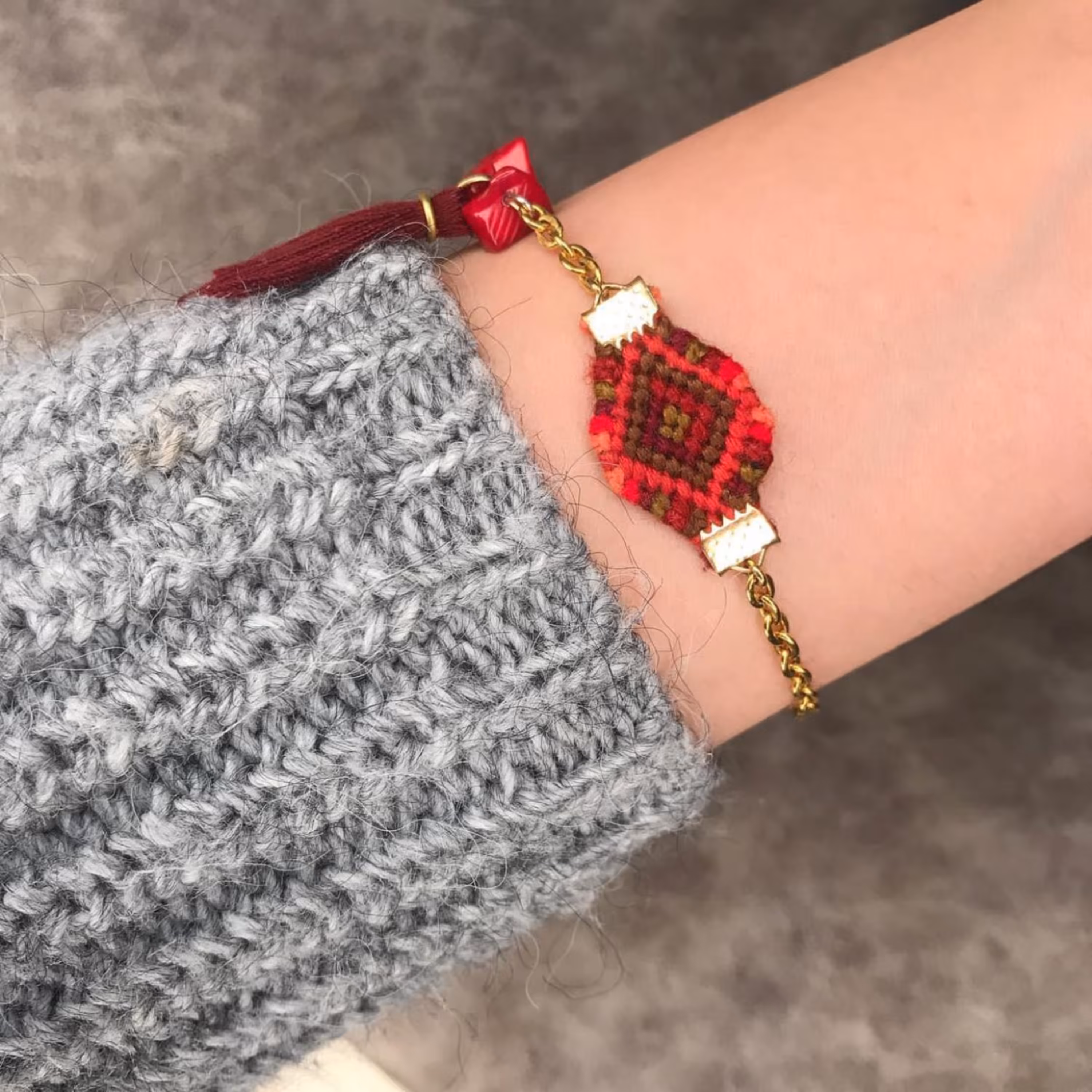 دستبند استیل همراه با بافت قرمز 