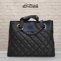 کیف زنانه چرم سایز بزرگ طرح دوختی شنل جلو زنجیری مشکی کد 21