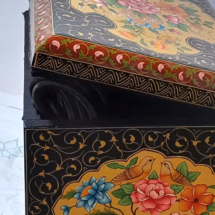 جعبه با طرح گل ومرغ باطول 35 وعرض 25 وارتفاع 30 سانتی متر جعبه تک می باشد که جای مخفی با داخل مخمل شده رنگهای معدنی 