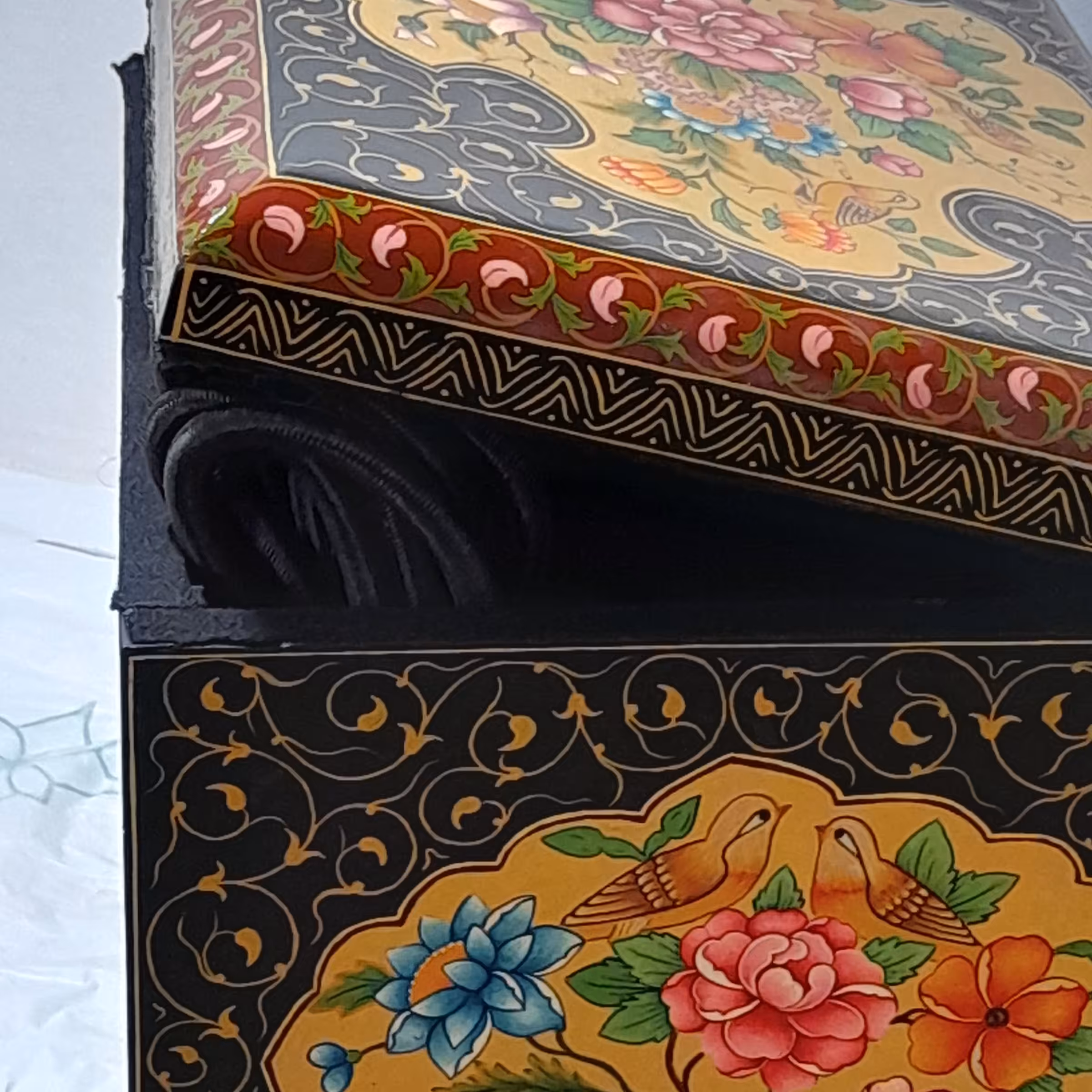 جعبه با طرح گل ومرغ باطول 35 وعرض 25 وارتفاع 30 سانتی متر جعبه تک می باشد که جای مخفی با داخل مخمل شده رنگهای معدنی 