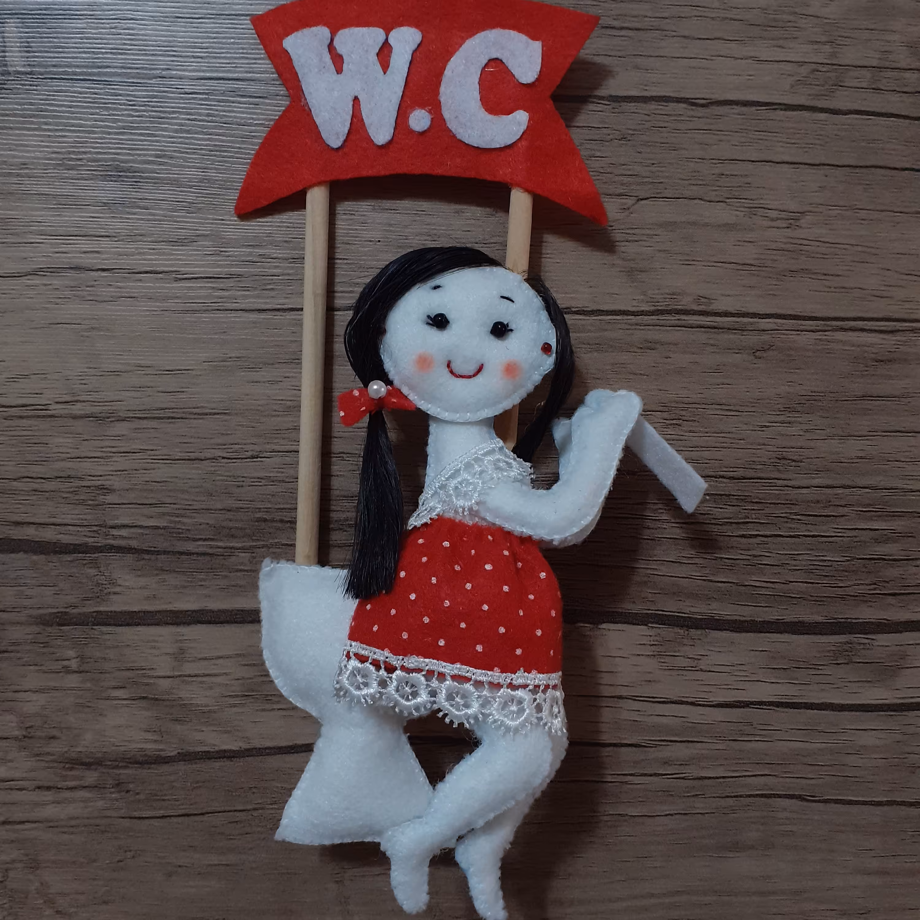 نشانگر دستشویی طرح دختر در رنگ قرمز