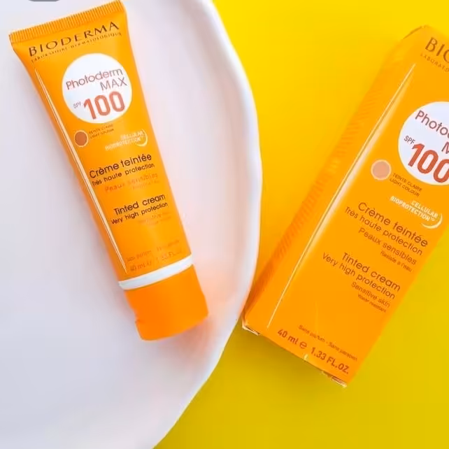 ضدآفتاب رنگی بیودرما (spf100,روشن کننده ی پوست )