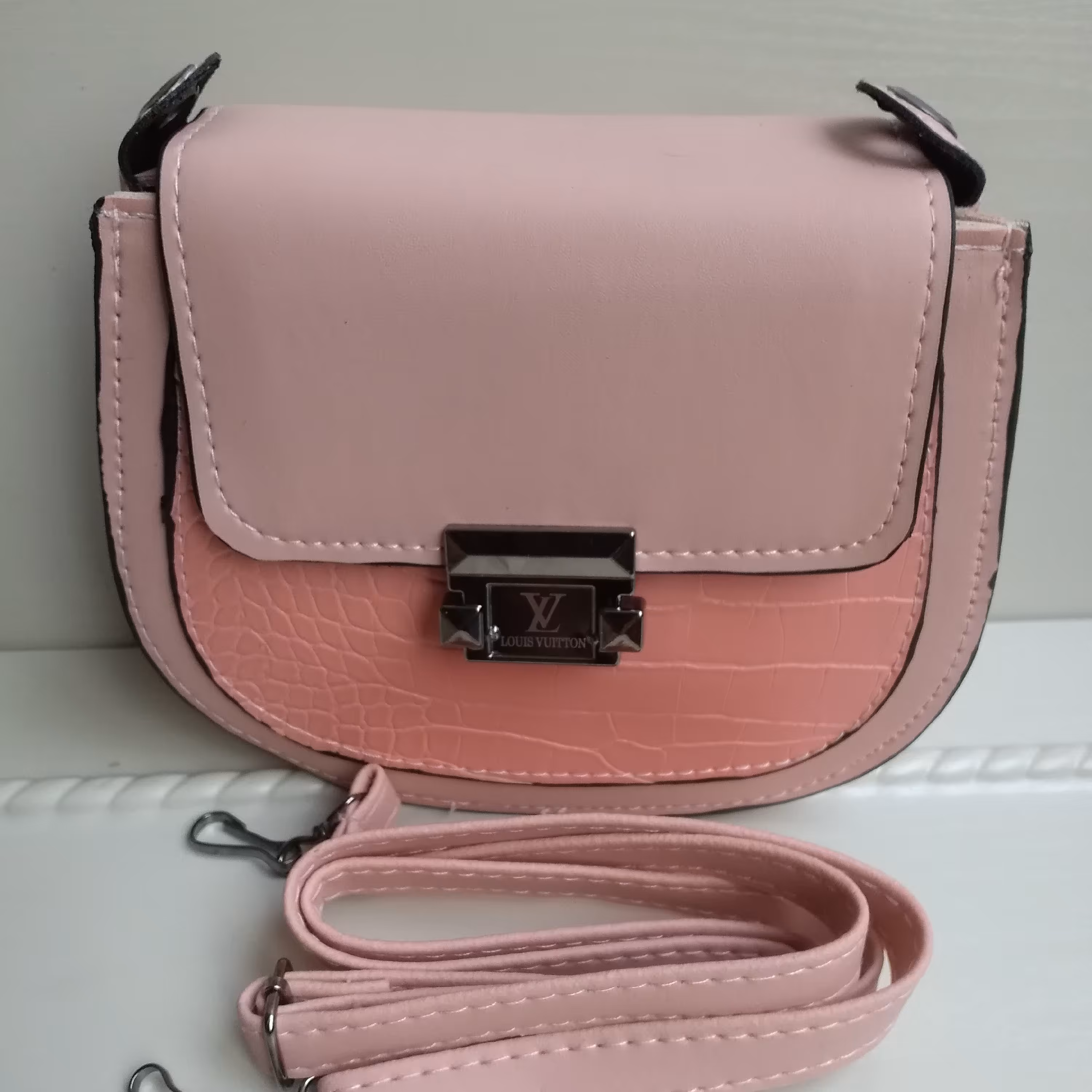 کیف پاسپورتی تک خانه یک جیب کوچک جلوی کار همراه با بند بلند قابل تنظیم