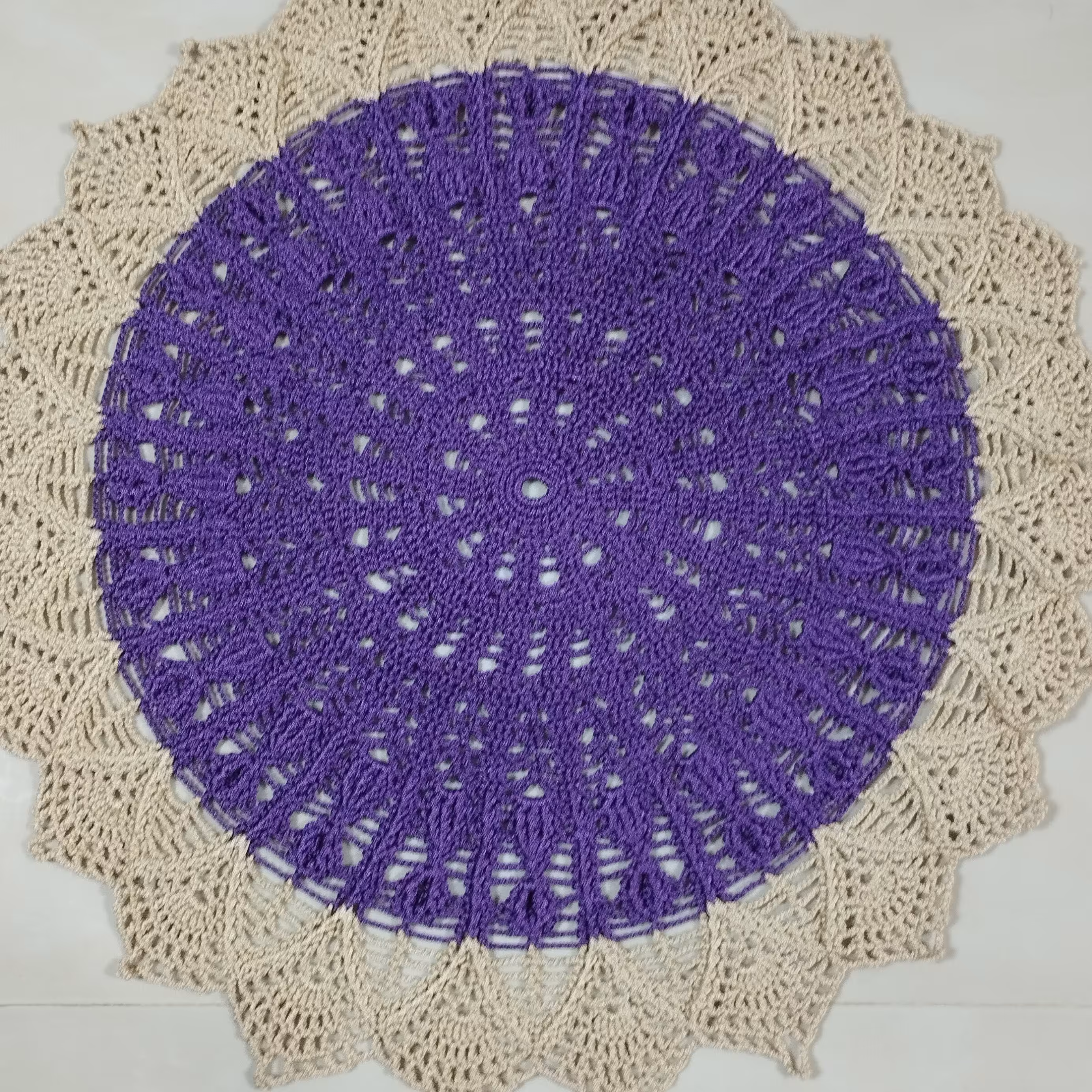 رومیزی بنفش دورکرم