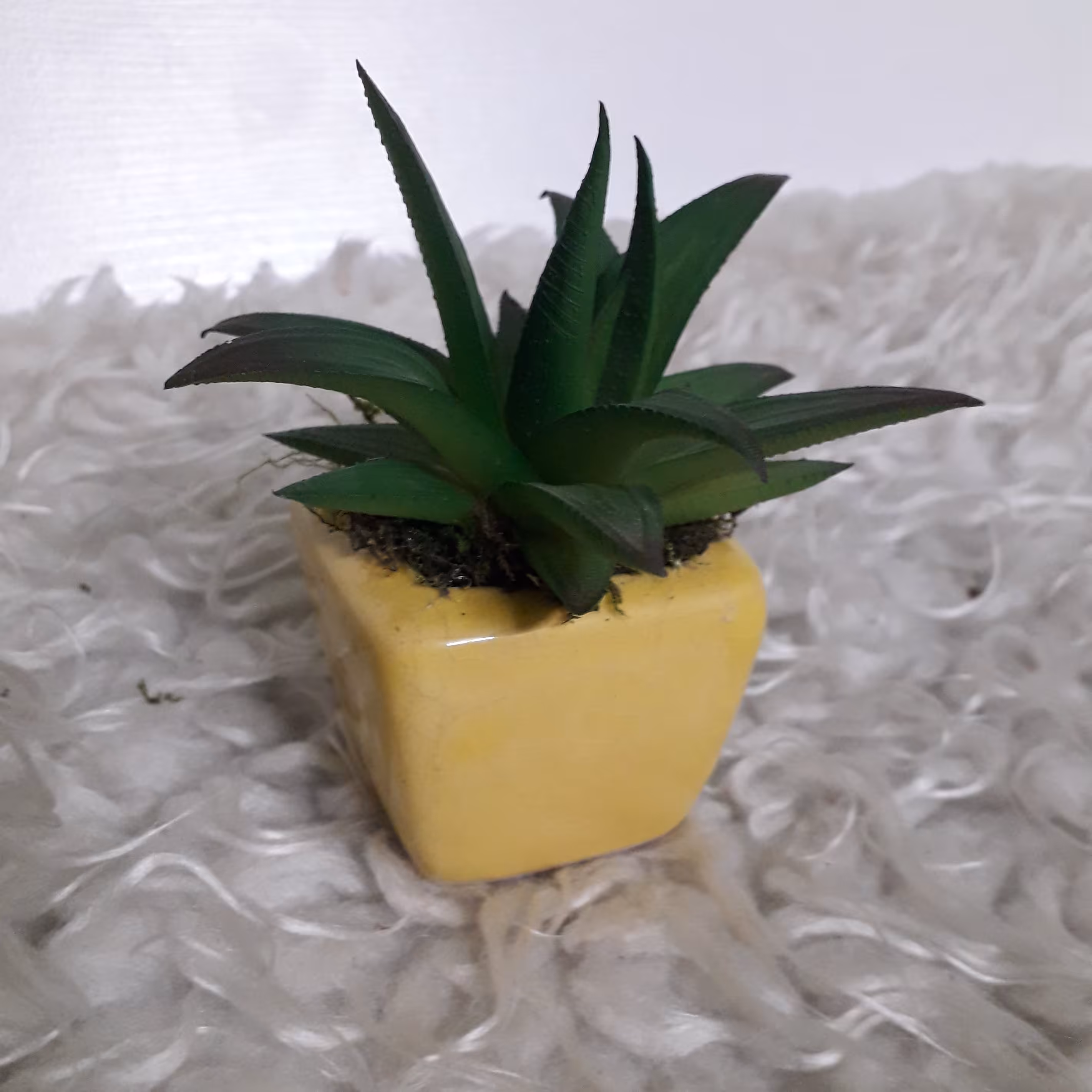 گل مصنوعی و گلدان سرامیکی