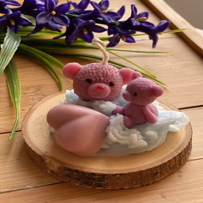 شمع خرس تدی روی چوب