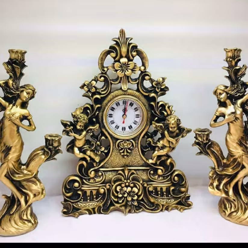 ساعت و شمعدان دکوری ،جنس پلی استر،یک ساعت به همراه 2عدد شمعدان ،موجود در دورنگ طلایی و سفید قهوه ای