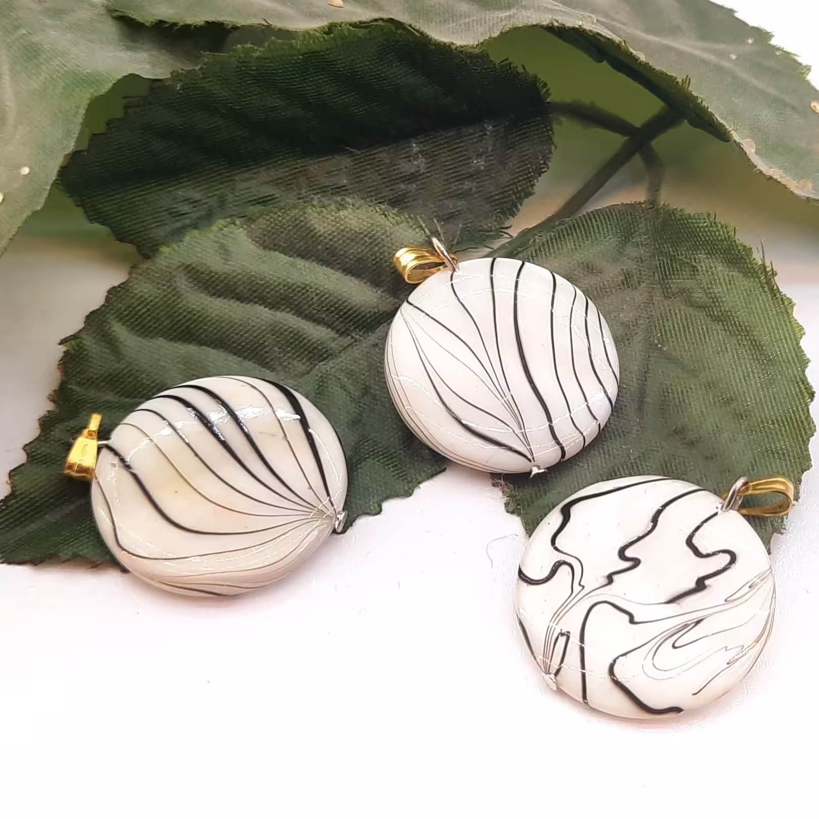 گردنبند صدف طبیعی تراش گرد کد 130 به همراه زنجیر استیل رنگ ثابت قیمت عالی و مقرون به صرفه